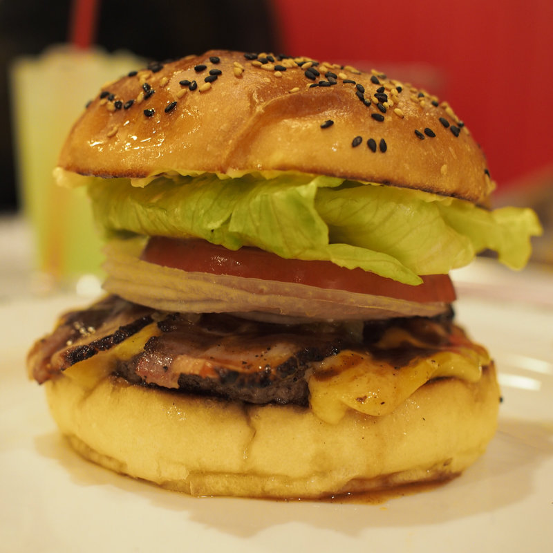 ベーコンチーズバーガー(イーワイズ （【旧店名】ハンバーガーランド）)