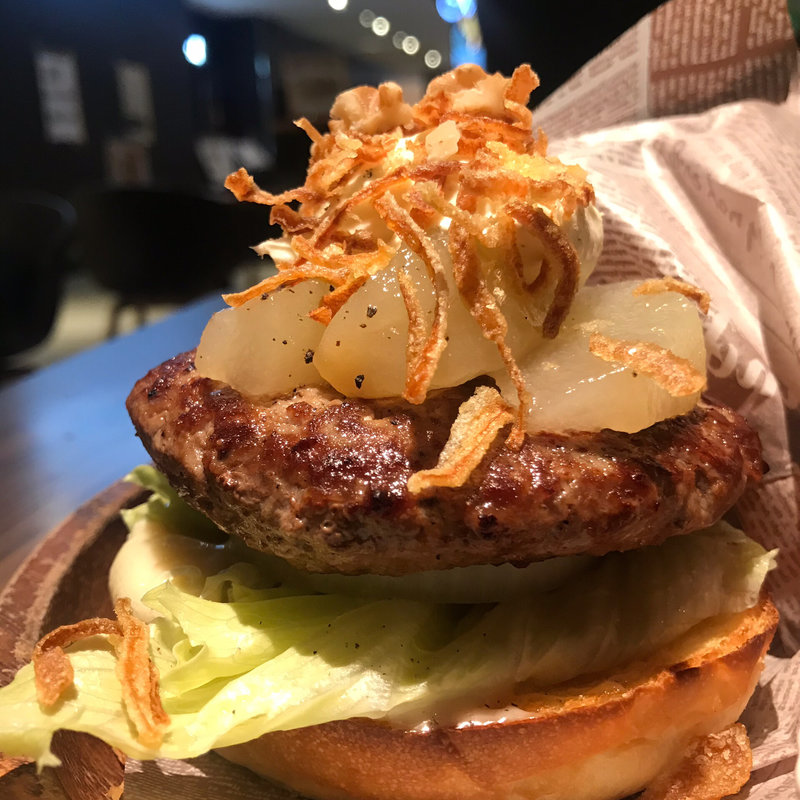洋梨のコンポートとクリームチーズのバーガー(Goodbeer STAND)