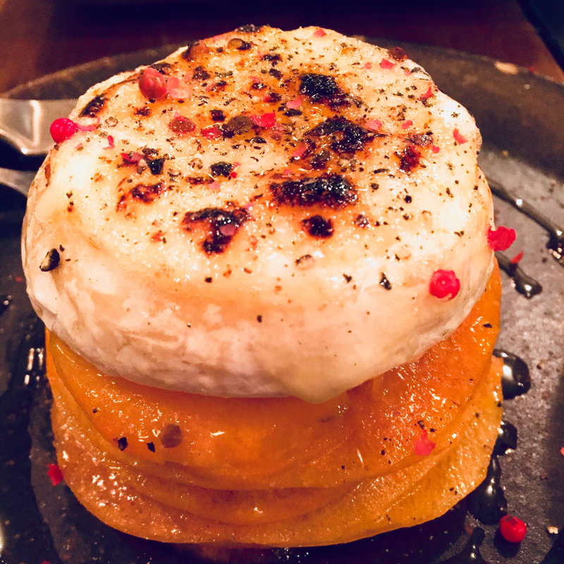 柿のマリネとトロトロ炙りカマンベールチーズ(マルサラ飲食店)