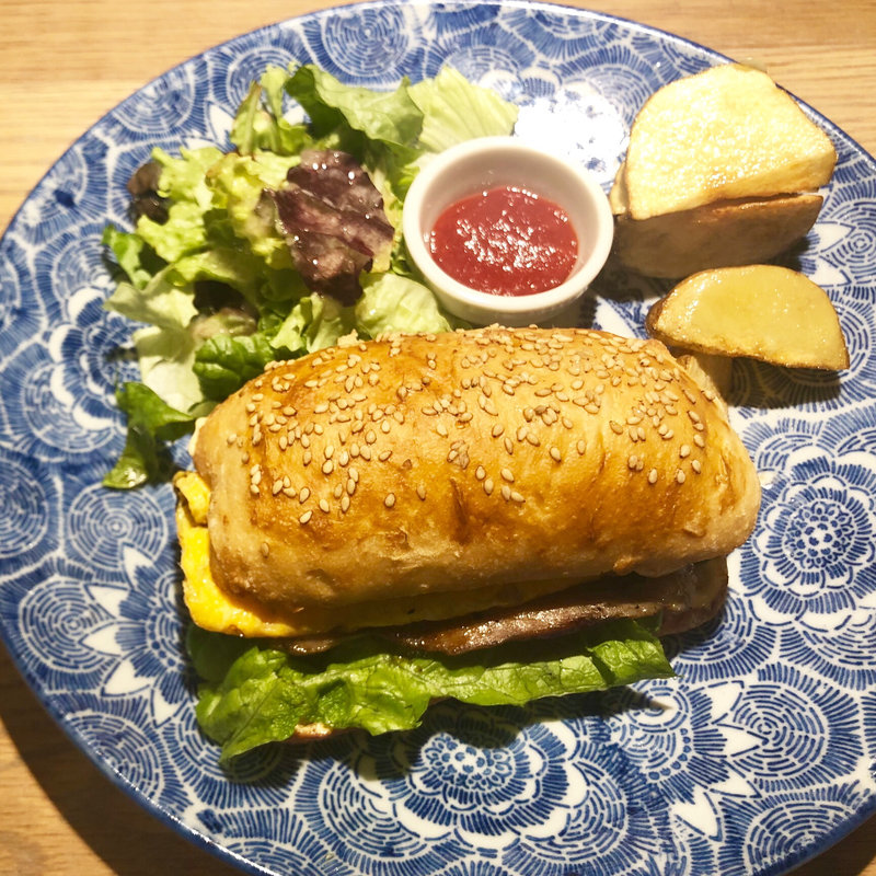 ベーコンオムレツサンド(フレンチフライ付き)(15℃ （ジュウゴド）)