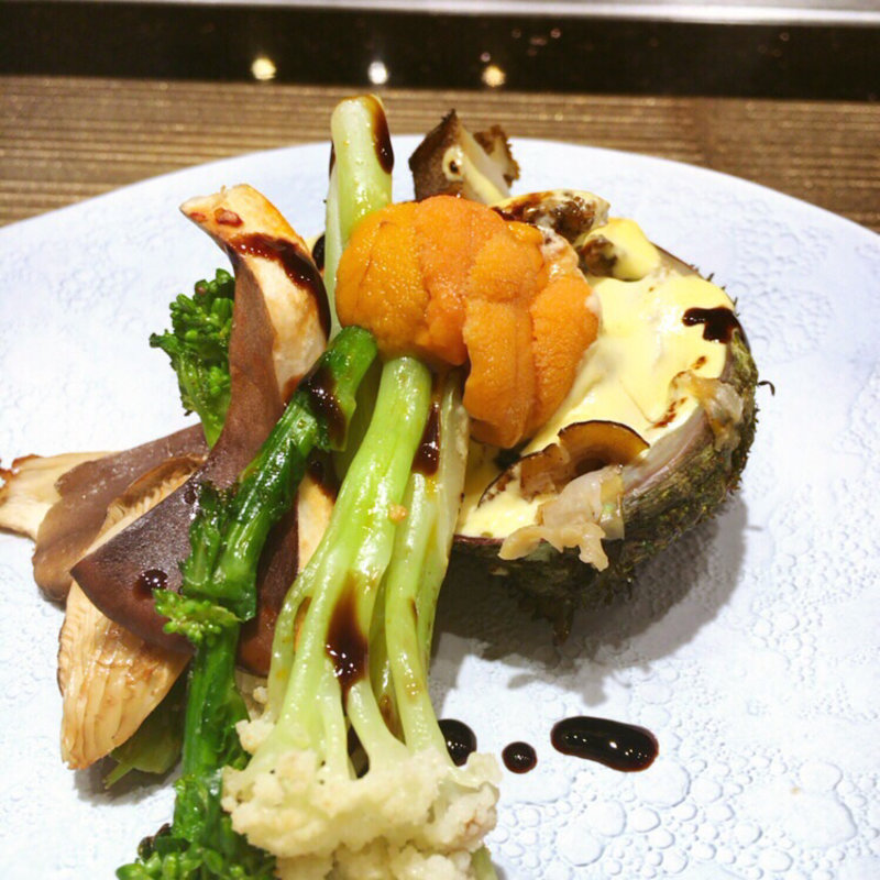 黒鮑の雲丹乗せ(鉄板焼 凛庭)