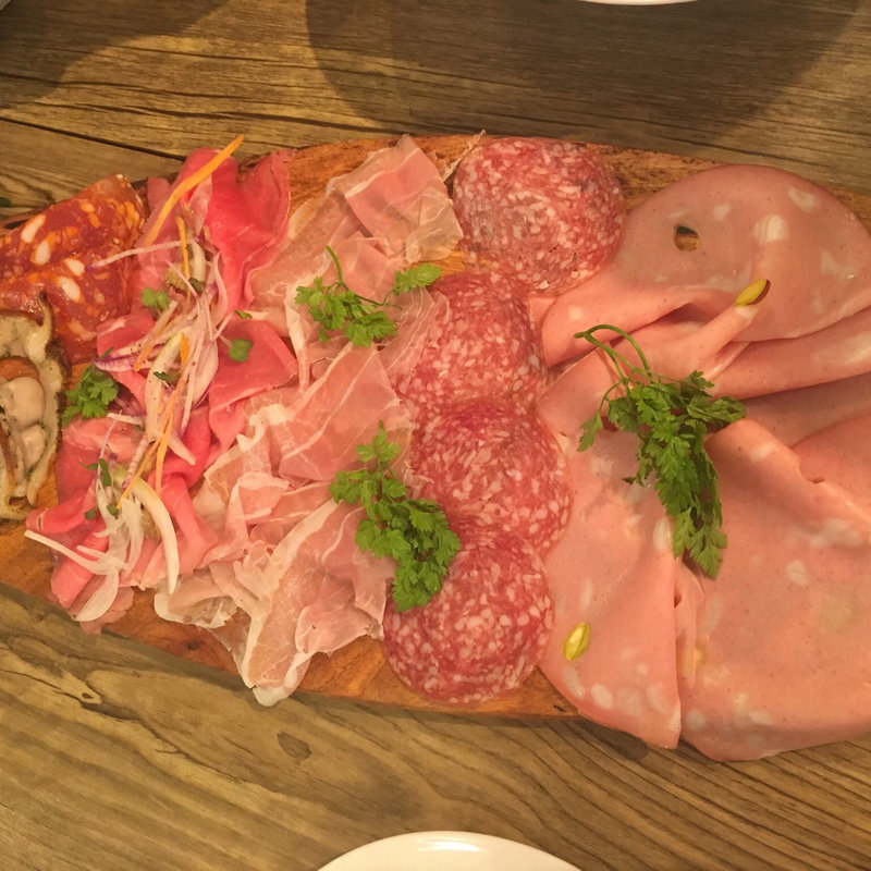 肉の盛り合わせ(ピッツェリア  カヴァッロ)