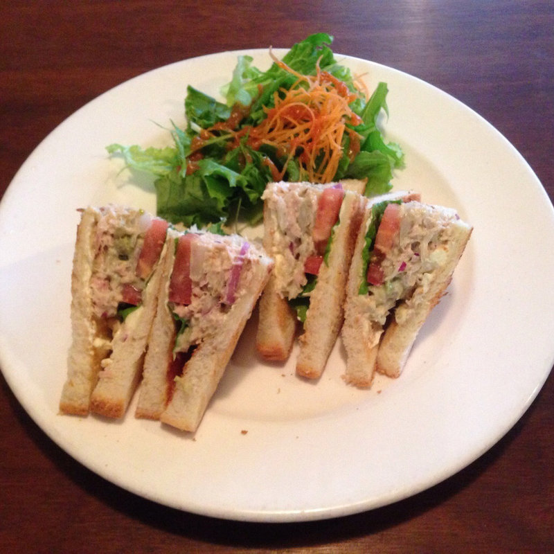 ツナとアボガドのクリームチーズサンド(about a coffee)
