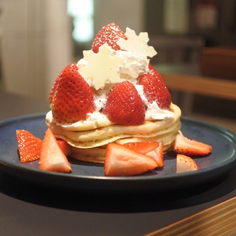 クリスマススロトベリーショートケーキパンケーキ(カフェ tables cook & jonathan‘s bookstore タブレスクック＆ジョナサンズ ブックストア 京橋 店)