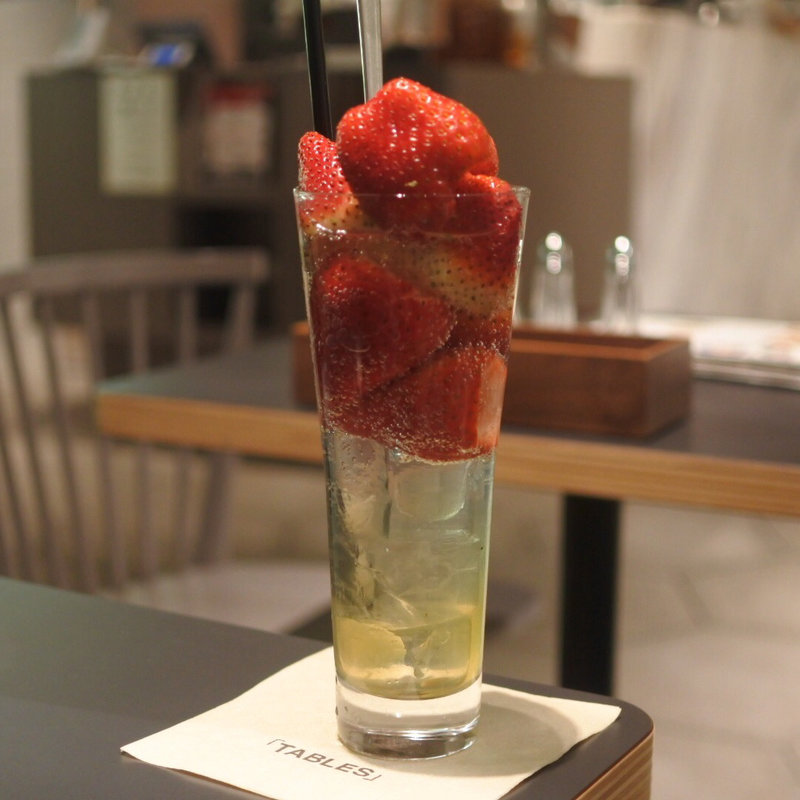 いちごサワー(カフェ tables cook & jonathan‘s bookstore タブレスクック＆ジョナサンズ ブックストア 京橋 店)