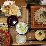 ザルとマグロ丼