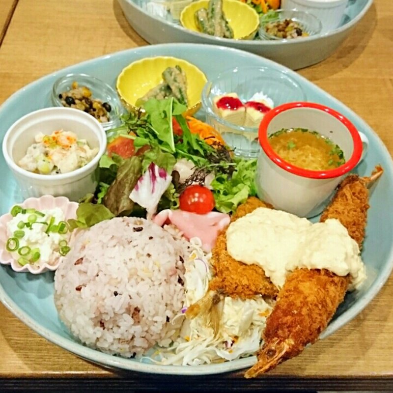 メインが選べるプレートランチ(欧風食堂・酒場 パーラーコマツ)