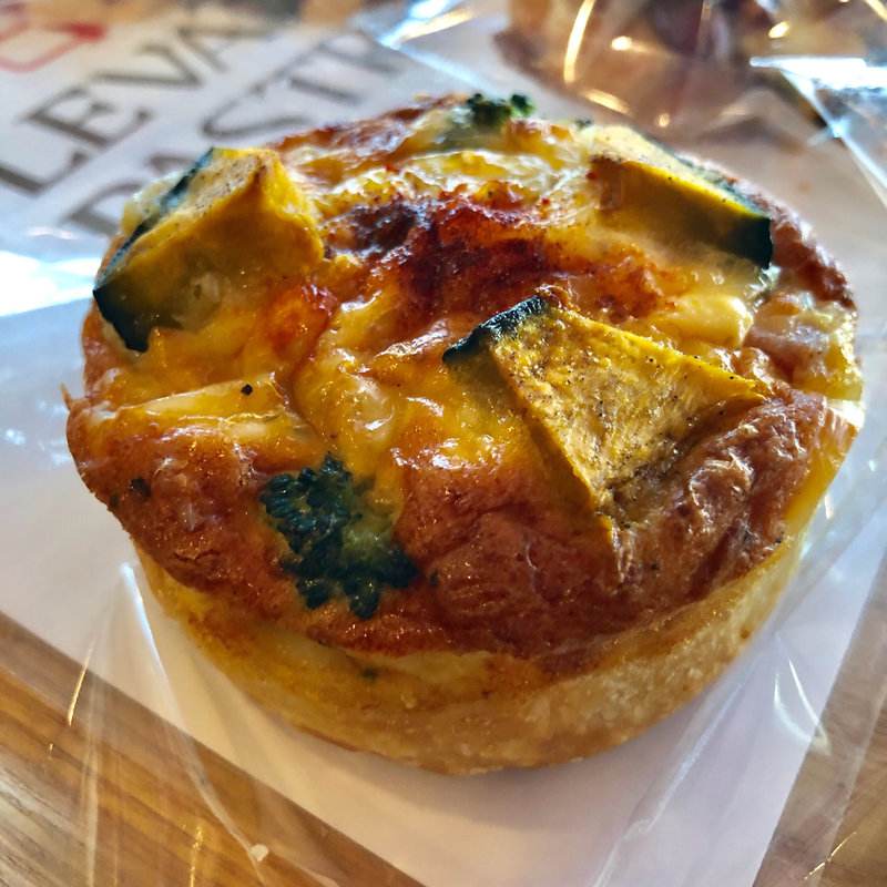 スモークチキンとカボチャとブロッコリーのキッシュ(ルヴァン・パストリー)