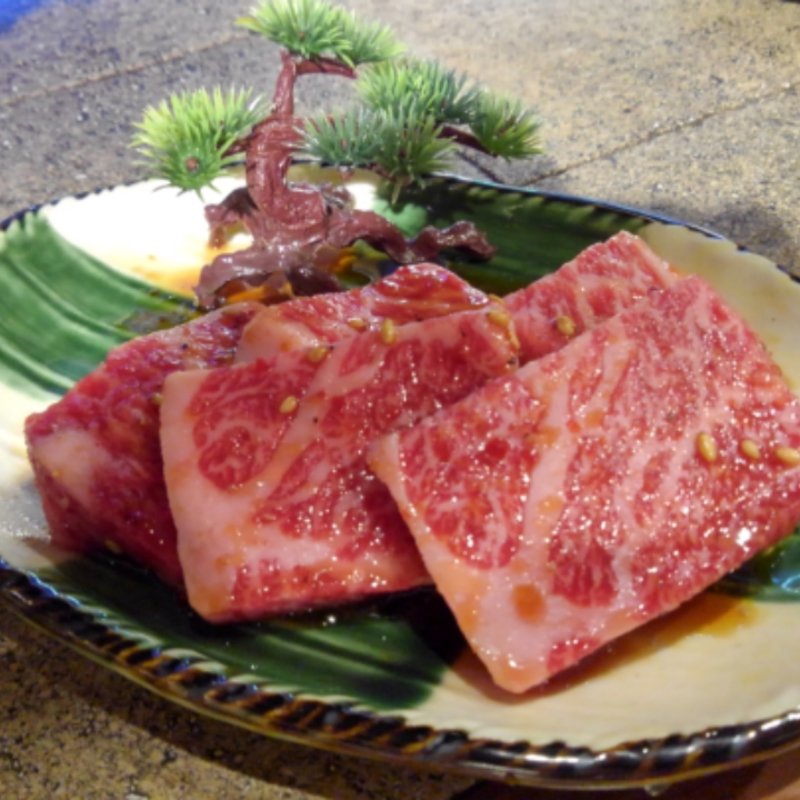 極上カイノミ（和牛Ａ５）カルビとハラミの間のお肉ですササミよりも赤身が多め(カスミ)