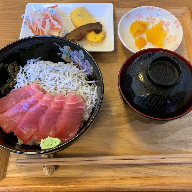 鮪としらすの紅白丼(旬菜旬魚 さくら)
