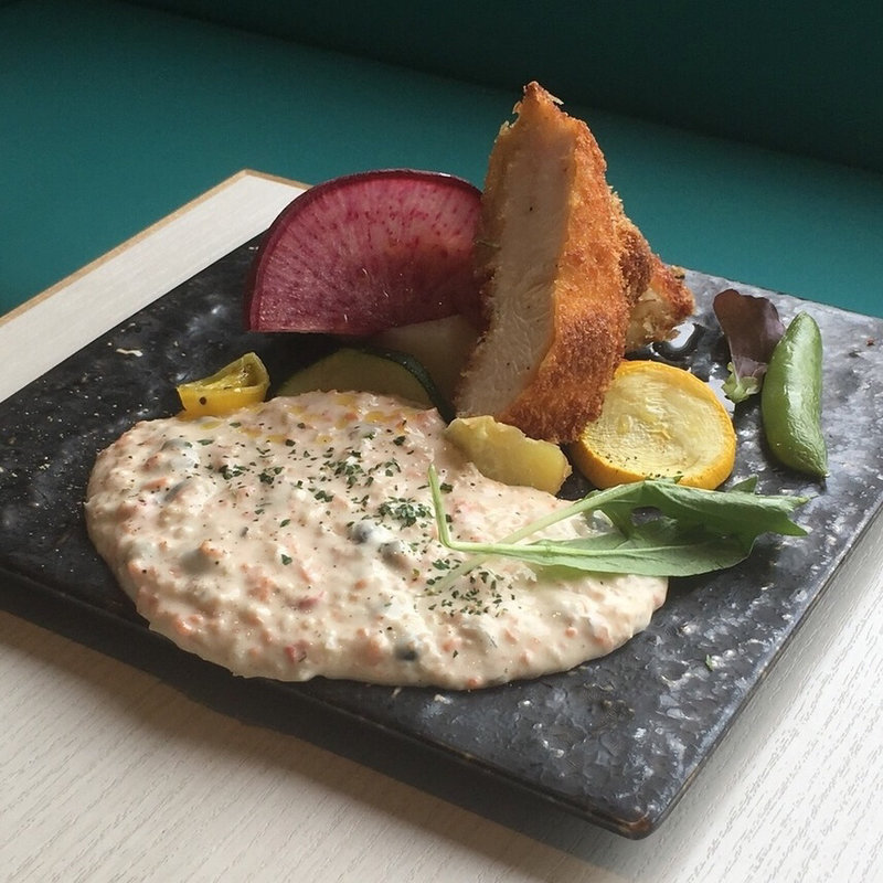 大山鶏ねやわらかとり胸肉のカツレツ たっぷりたるたるソース(ブラッスリー リナーシェ)