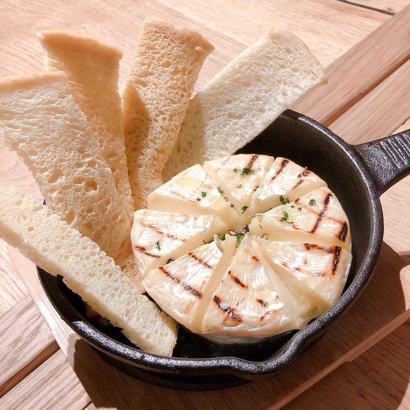 丸ごと1個のカマンベールチーズオーブン焼き(俺のビストロ＆bakery 心斎橋)