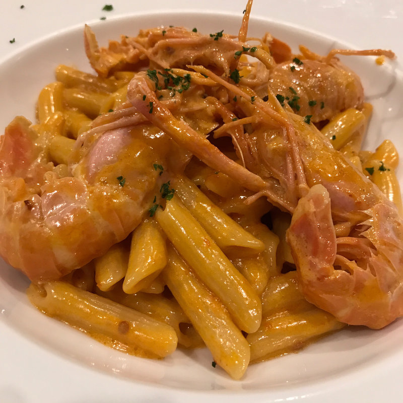 エビのトマトクリームソースのペンネ(トラットリア ロマーナ)