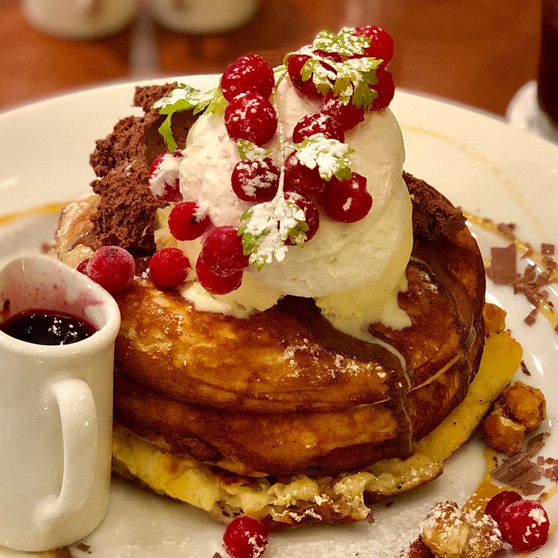 イチゴムースのパンケーキ ～マカダミアナッツとココナッツミルクソース～(カフェ＆ブックス ビブリオテーク 大阪・梅田 （café & books bibliotheque）)