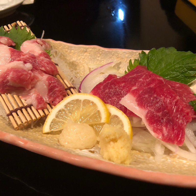 熊本契約牧場直送！生馬刺しの二種盛り(水炊き ゴマサバ もつ鍋 三得物語)