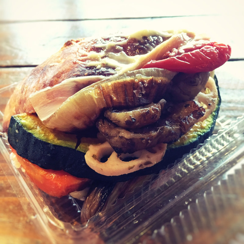 グリル野菜と生ハムのサンド アンチョビ ブルーチーズソース(アマム ダコタン)