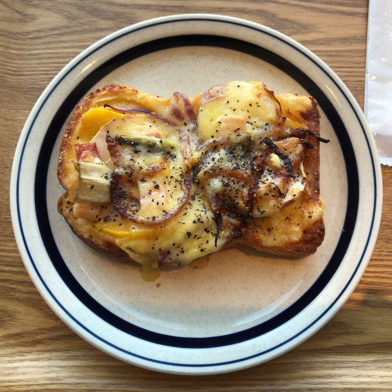 冬のカルボナーラ風ピザトースト(パンとエスプレッソと湘南と)