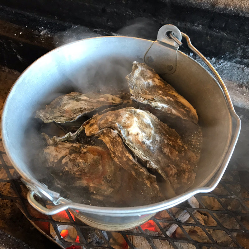 大きめサイズのバケツ牡蠣(厚岸味覚ターミナル コンキリエ  )