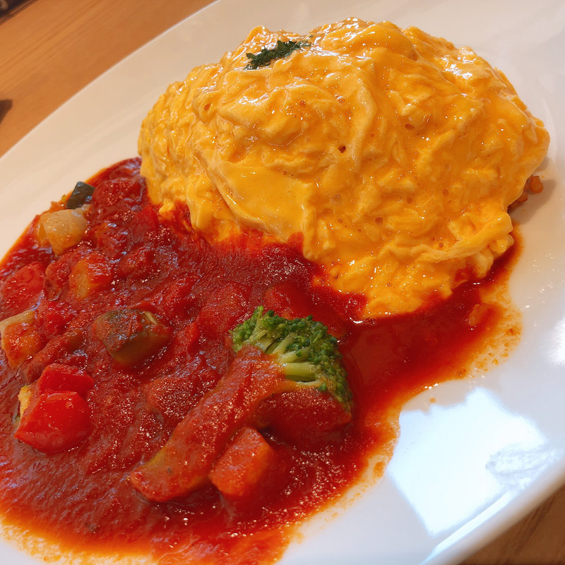 村の駅 季節野菜とトマトソースオムライス(たまごや )