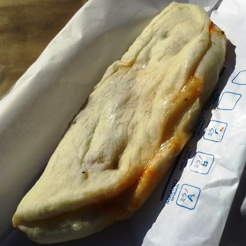 カルツォーネ ぷりっと海老とムール貝のビスクソース(ドトールコーヒーショップ 横浜駅店)