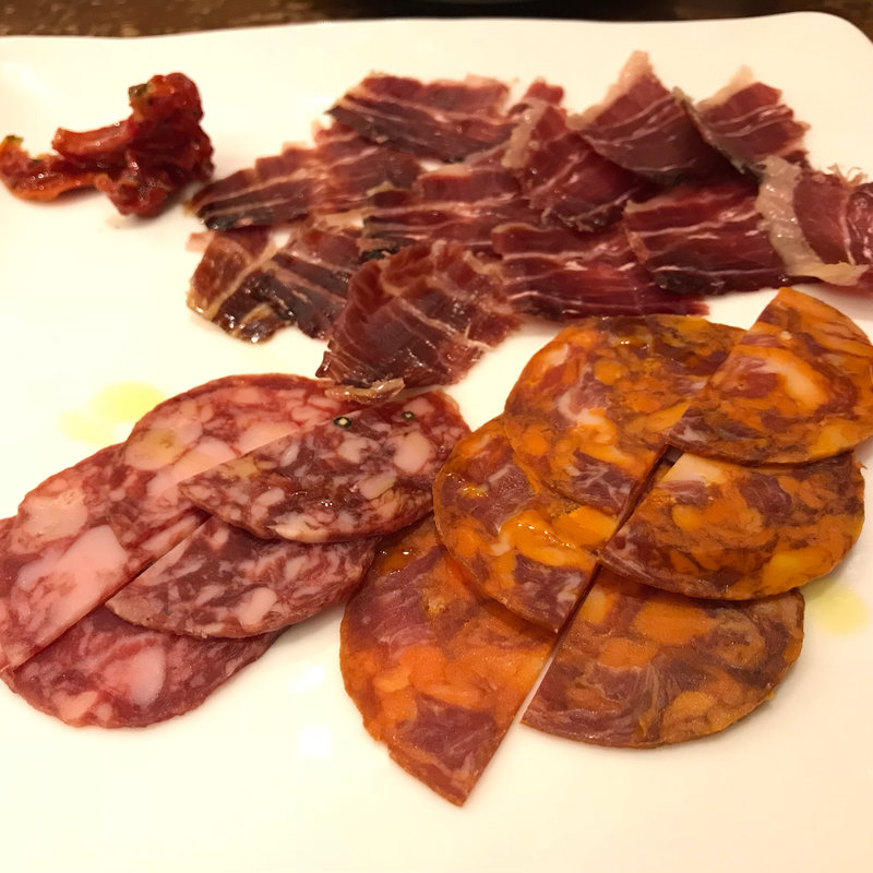 生ハムとチョリソ盛合せ(CASA VICTORIA)