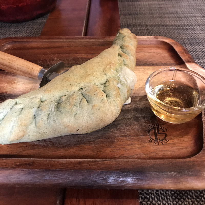 ゴルゴンゾーラチーズの包み焼きピッツァ(レストラン マルタ)