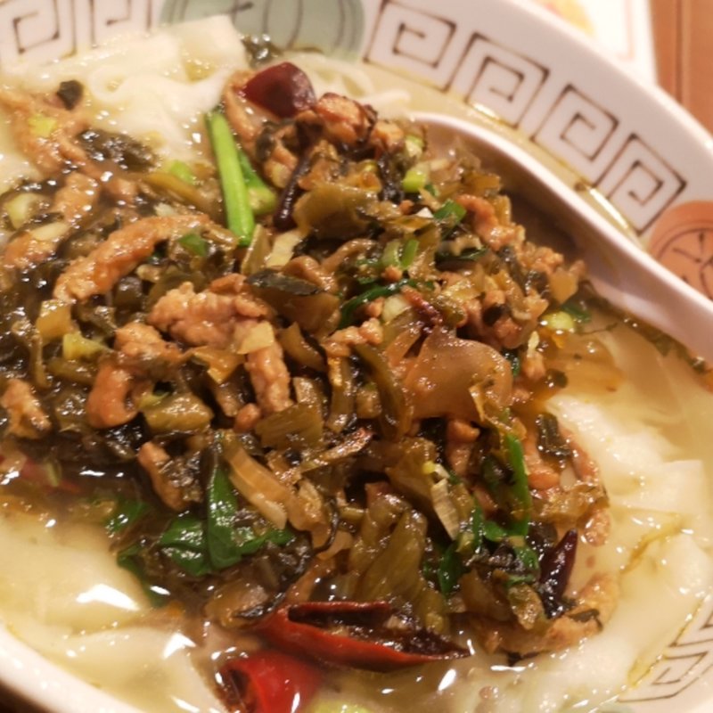 豚肉と高菜のピリ辛刀削麺(坂上刀削麺)