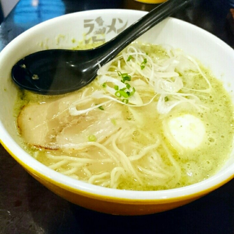 ラーメンジェノバ 煮玉子入り(ラーメン海鳴 博多デイトス店)