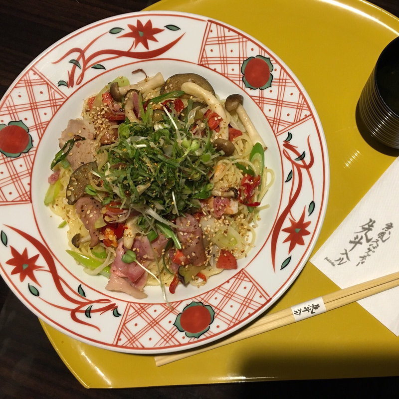 先斗町の賑わいペペロンチーノたっぷり香味野菜添え (先斗入ル 四条河原町本店 （ポントイル）)