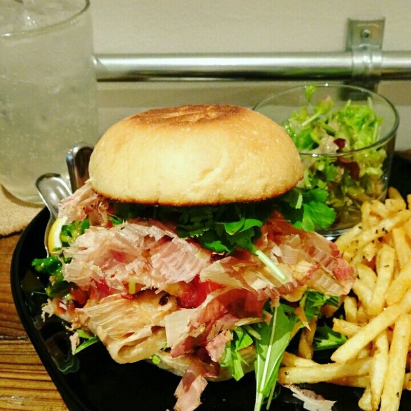 ハンバーガー(ホワイトバンズ＋ポークリブ＋もち＋水菜＋三つ葉＋パクチー＋トマトソース＋レモンソルト＋鰹節)(milia burger)