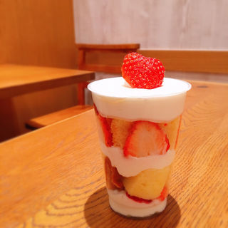 苺のカップショートケーキ(マザーリーフ・ティースタイル 阪急西宮ガーデンズ店)