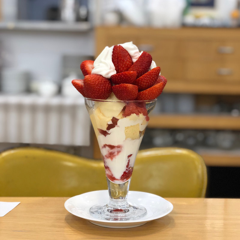 イチゴのパフェ(フルーツパーラー 弘法屋 池下店)