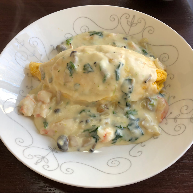 海老きのこほうれん草のホワイトソースオムライス(洋食専門店くろくろ)