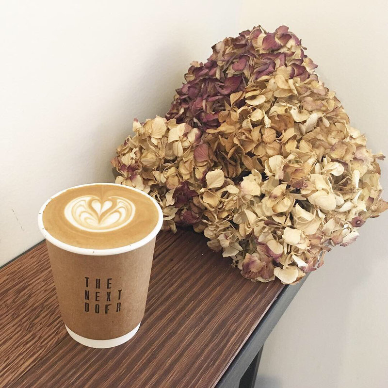 カフェラテ(ザ・ネクスト・ドア ロウ・ワー・イースト・ナイン・ホステル)