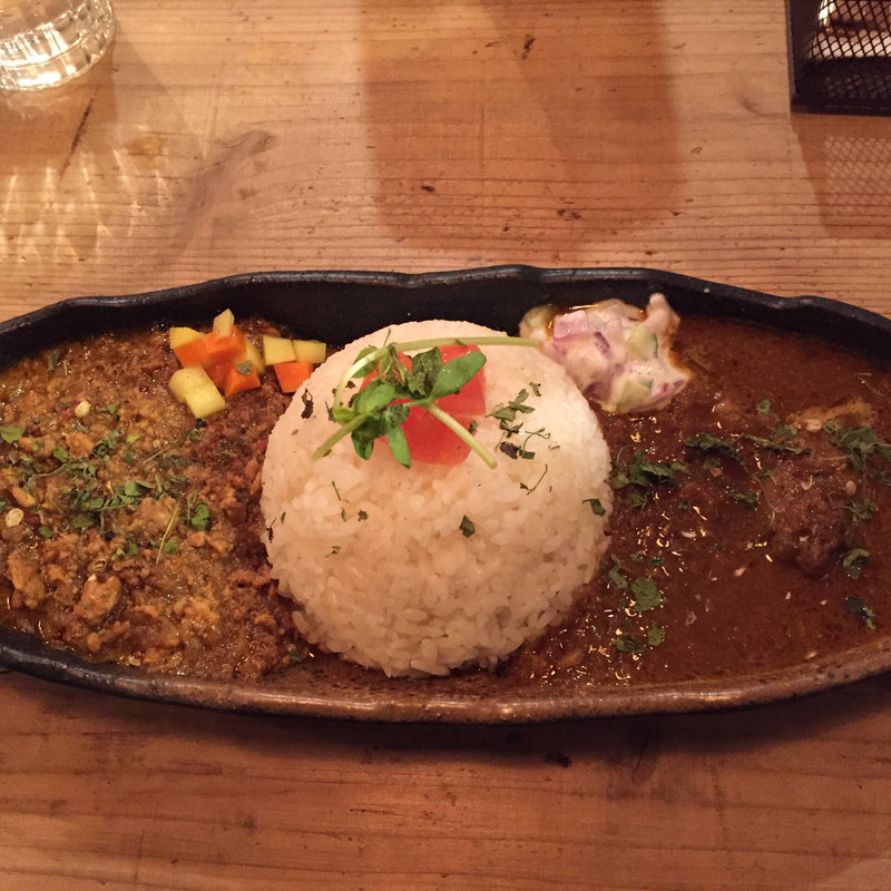 チキンと干しエビキーマカレーのあいがけ大盛り(スパイスカレー ハナビー)