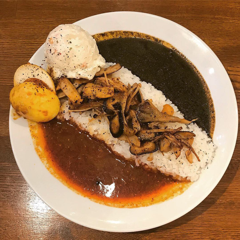あいがけカレー きのこ炒め+ポテサラ+煮卵(赤と黒)