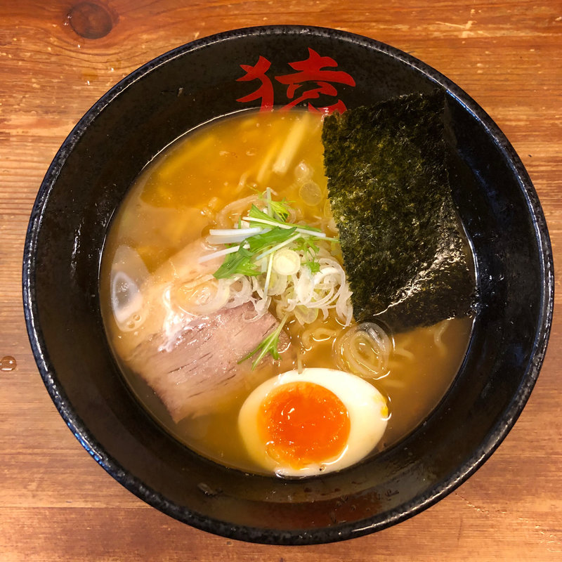 桃猿醤油（桜えび）らーめん ＋ バタートッピング(麺や猿 )