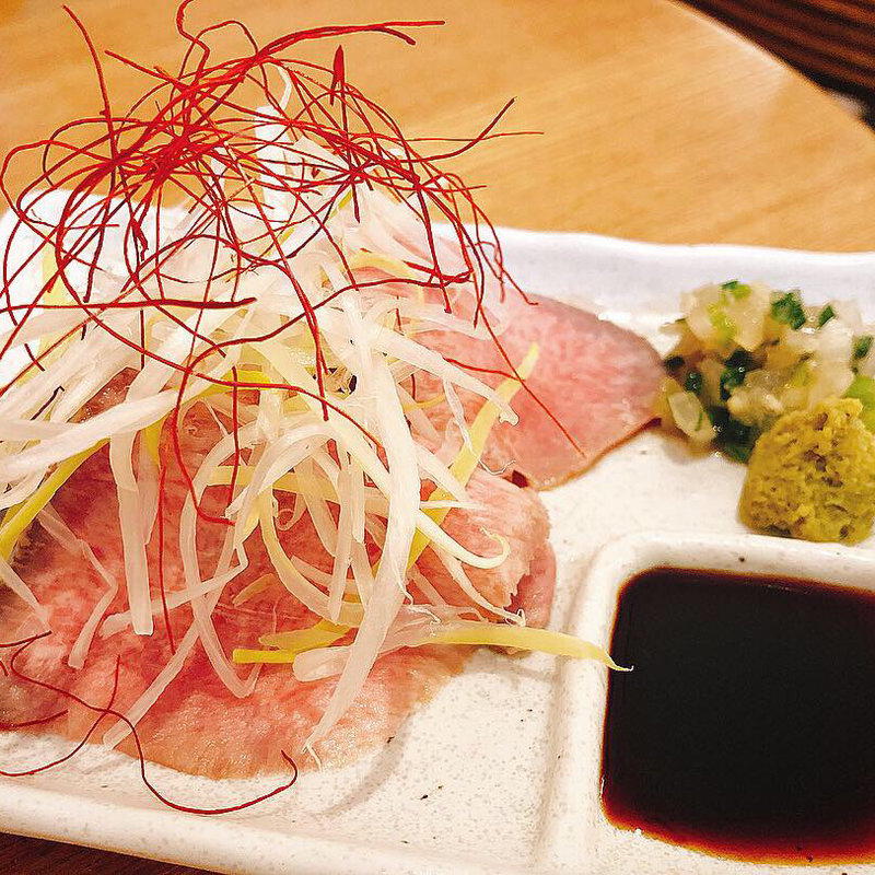 牛タン刺し(欧風食堂・酒場 パーラーコマツ)