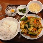エビイカと野菜の辛味炒め(美山飯店)