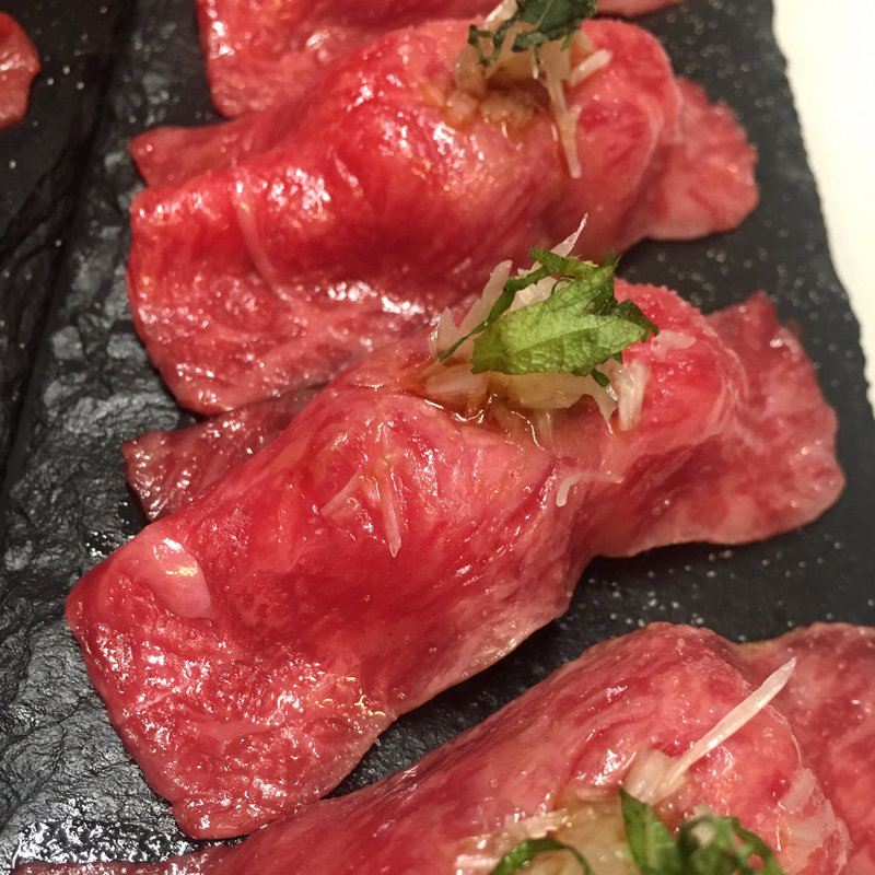 黒毛和牛の握り(2貫)(牛タン&ワインバル SHITAN’S（シタンズ） 上野店)