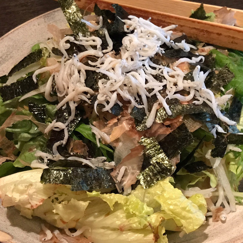 たっぷりしらすと鰹節の和風サラダ(白木屋 南海なんば北口駅前店)