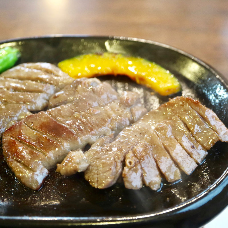 厚切り牛タン鉄板焼き定食(どんぶり家伊豆海(いずみ))
