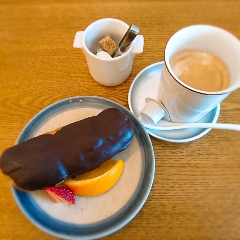 エクレアとコーヒー(食堂ことぶき)