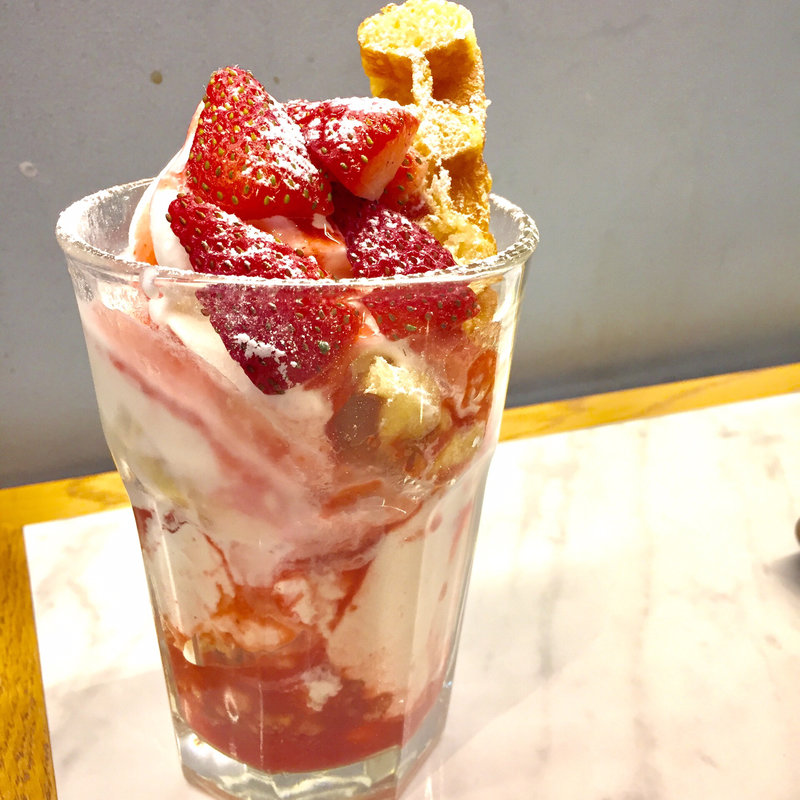 ストロベリーワッフルパフェ(MAISON de gigi （メゾンドジジ）)