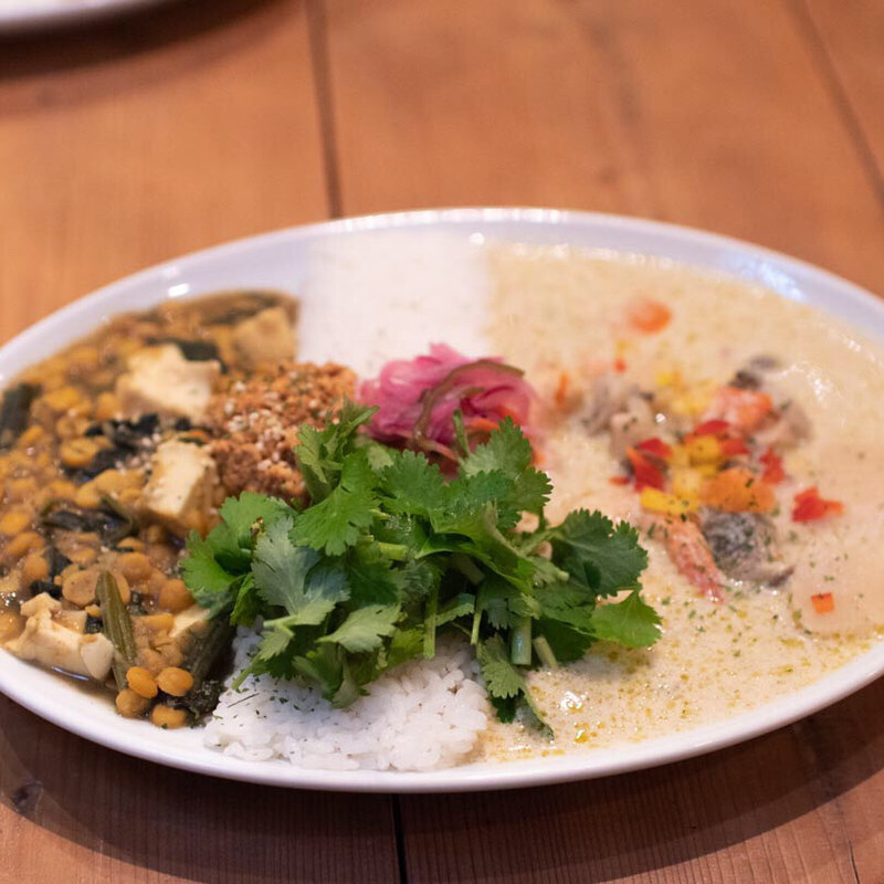 タイ風海老と野菜のグリーンカレーと厚あげとホウレン草の豆カレーのあいがけ、パクチー増量(スパイス スエヒロ)