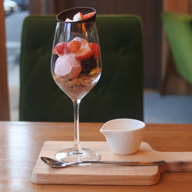 いちごジェラートとショコラのアッフォガードパフェ(CAFE BEATO)