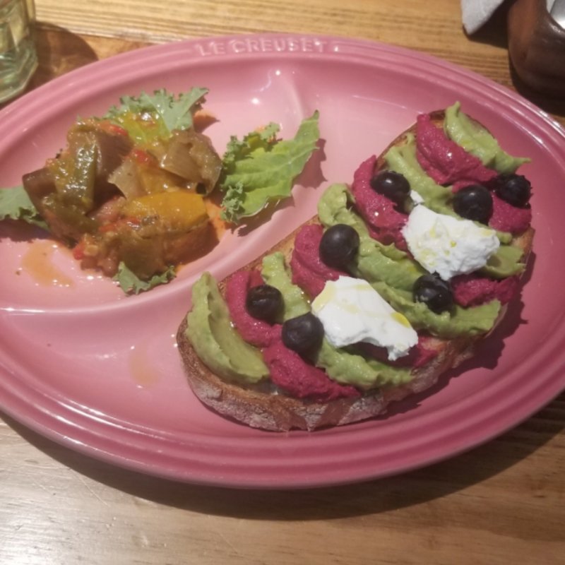 ビーツとアボガドのウェーブトースト(Mr.FARMER)