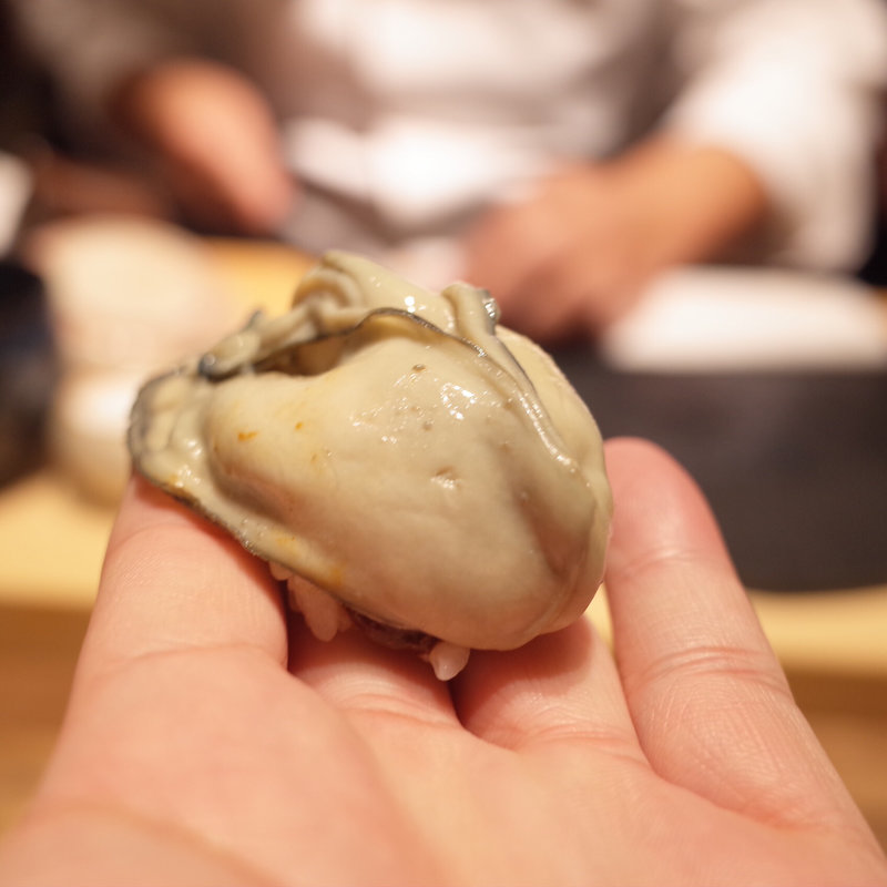 牡蠣の握り(初音鮨)