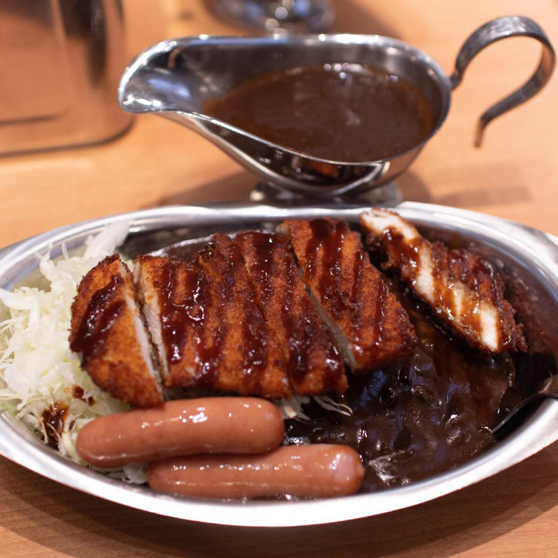 チキンカツカレーにシャウエッセン2本、小盛ルー増し(ゴーゴーカレー ピオレ姫路スタジアム)