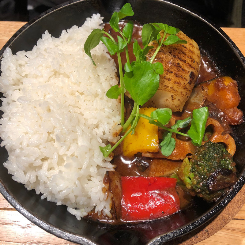 やわらか豚煮込みの彩り野菜カレー＋鶏手羽煮込み(野菜を食べるカレーcamp express 武蔵小杉東急スクエア店)